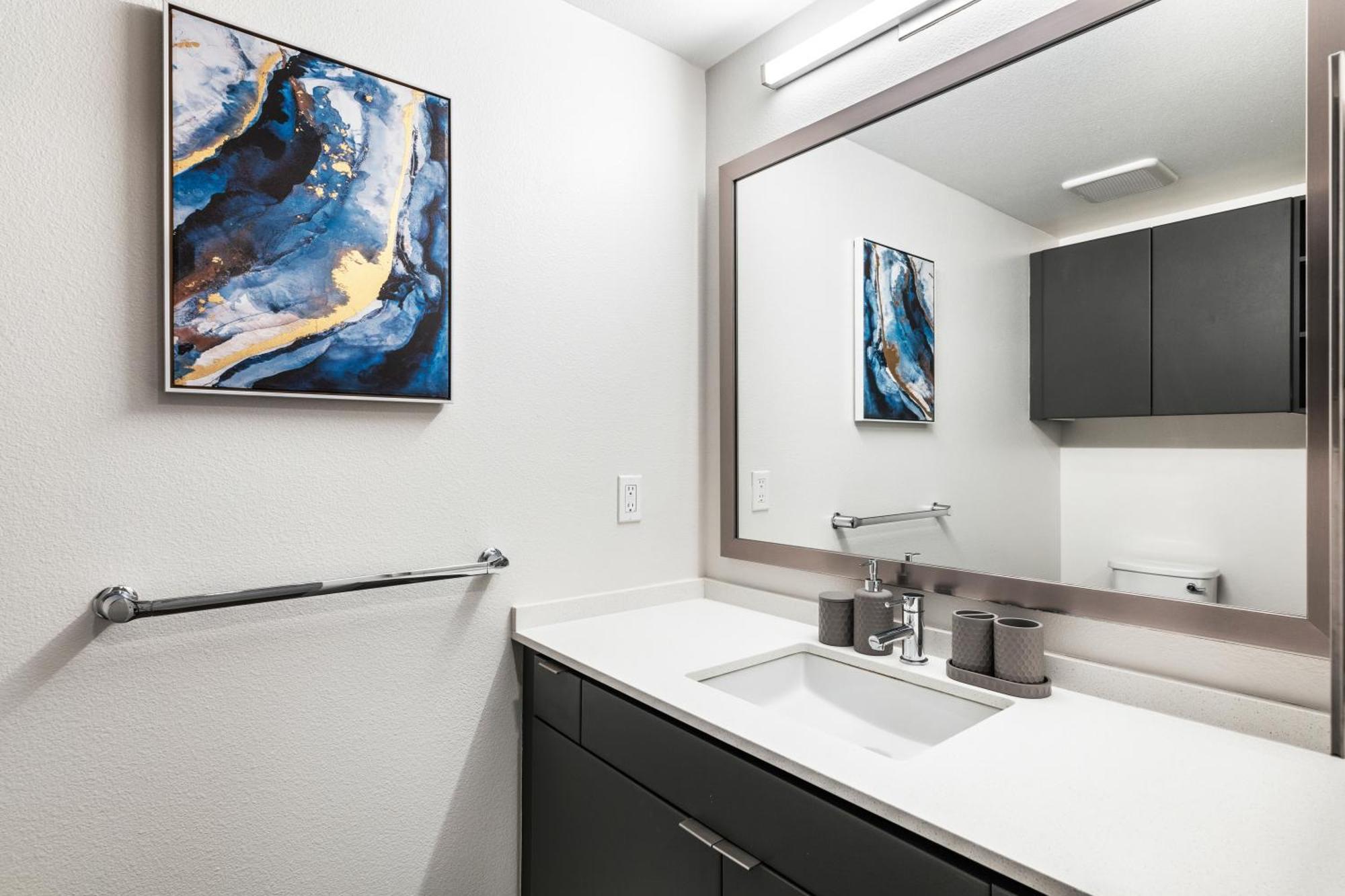 Trendy 2bd Haven In Hollywood! Parking & Pool Apartment *
