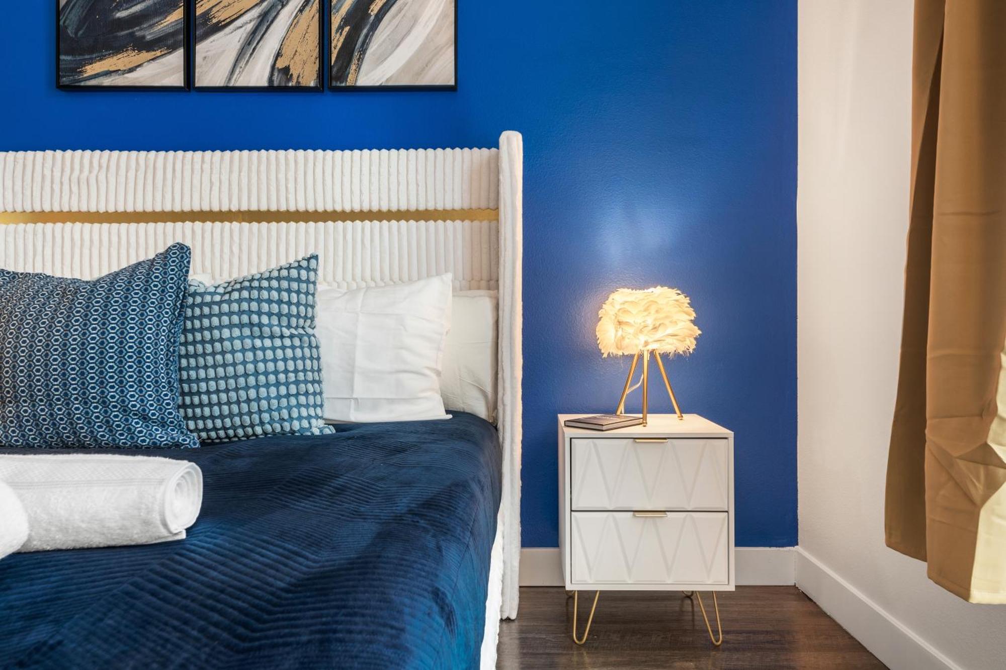 Trendy 2bd Haven In Hollywood! Parking & Pool Los Angeles