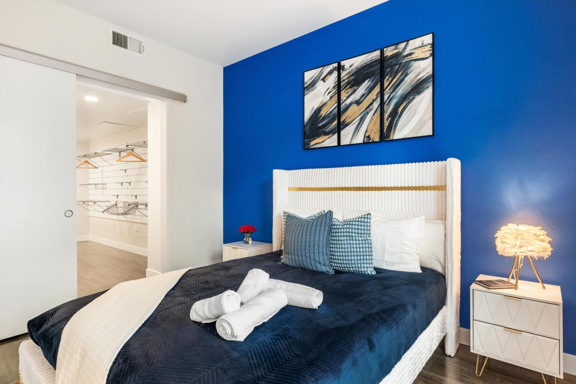 Trendy 2bd Haven In Hollywood! Parking & Pool Apartment