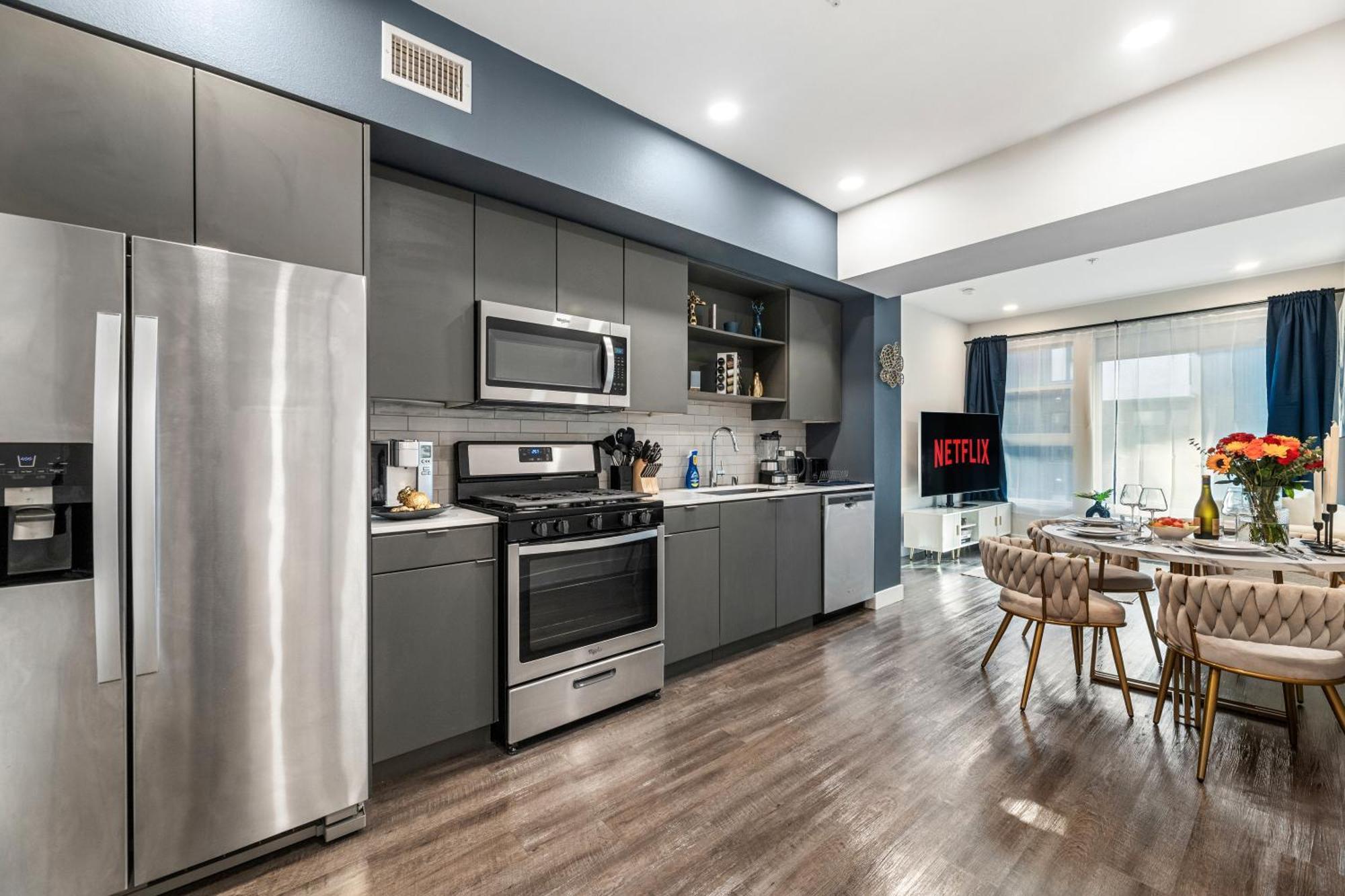 Trendy 2bd Haven In Hollywood! Parking & Pool Apartment