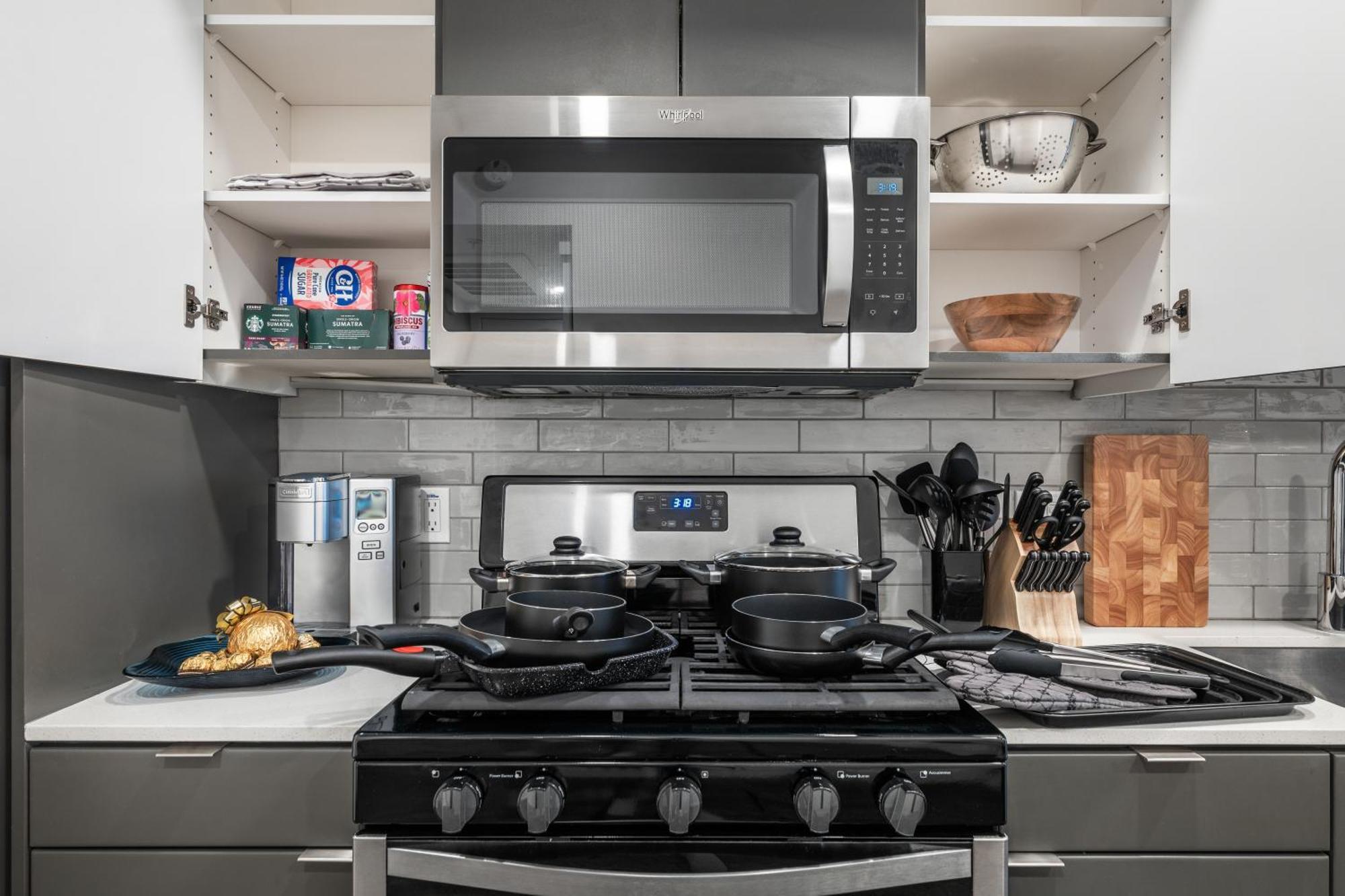 Trendy 2bd Haven In Hollywood! Parking & Pool Apartment *