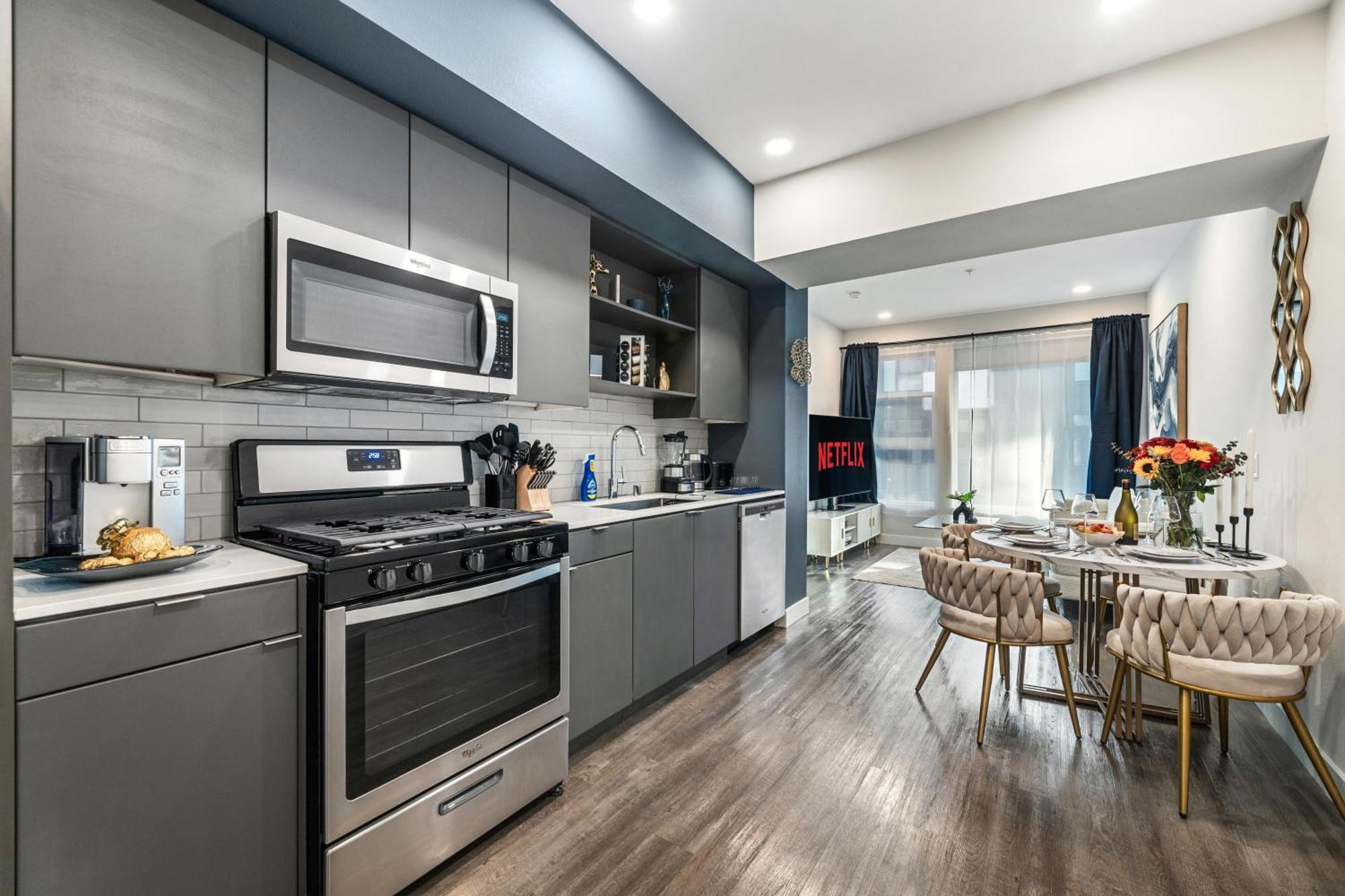 Trendy 2bd Haven In Hollywood! Parking & Pool Los Angeles
